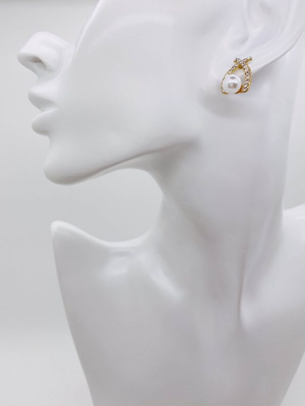 Earring with pearl detail