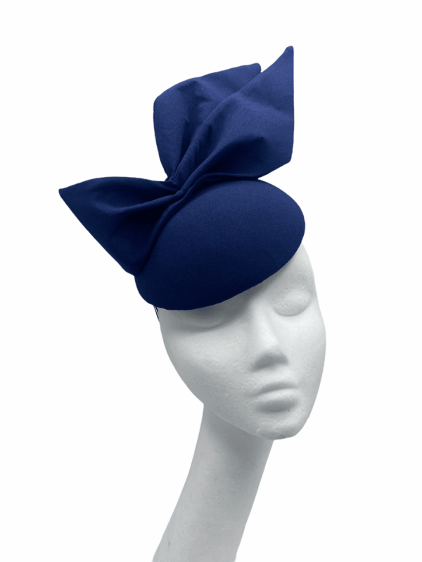 Stunning navy sidebow, the perfect headpiece as its so versatile and will go with all outfits.
