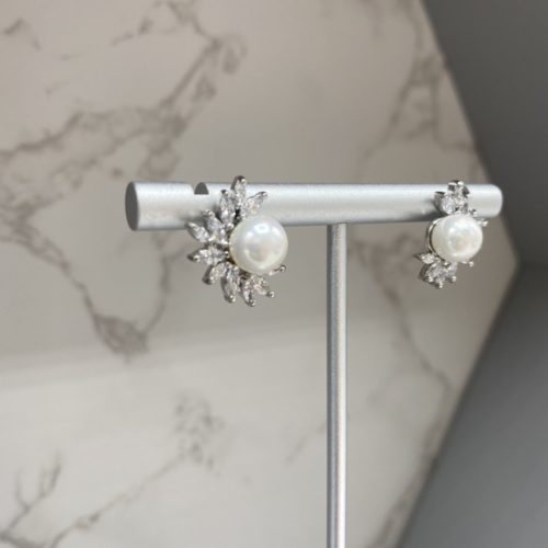 These stunning ‘Kate’ bridal stud earrings are just so beautiful and elegant. Quality is excellent and they will add that elegant glam to your special wedding day. Water pearl with clear zircon stone detail surrounding the pearl on 925 silver hardware. Size width 1.2cm x height 1.6cm.