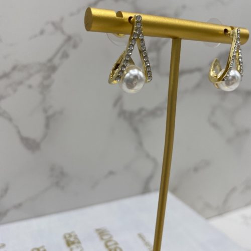 Stunning gold and pearl drop bridal earrings, very subtle and sophisticated look. Perfect for the bride who wants to add pearls to her wedding day look.