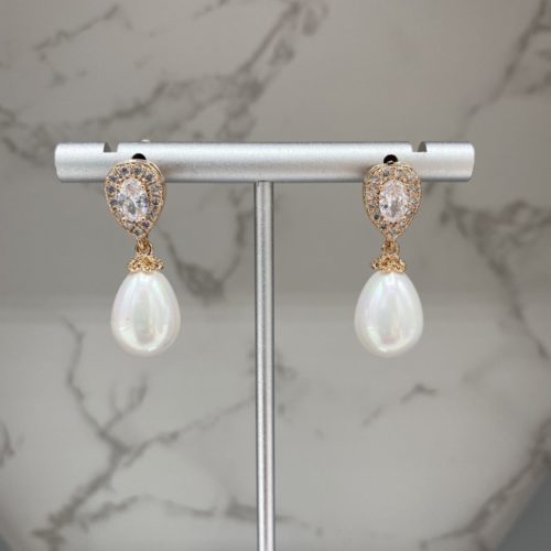 These stunning 'Charlotte' bridal earrings are just so beautiful and elegant. Quality is excellent and they will add that elegant glam to your special wedding day. Clear Zircon stone detail on gold hardware to the top with water pearl drop. Size width 1.0cm x height 3cm.