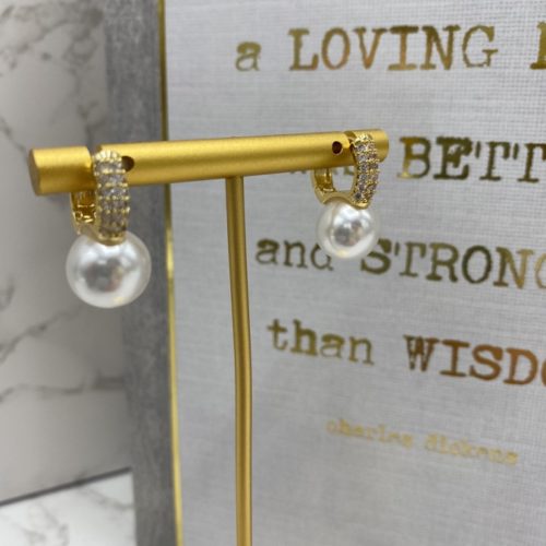Bridal earrings for the bride who wants to add a gold and pearl look in a subtle way. These stunning gold and subtle drop down pearls are perfect for the bride who wants a less obvious statement earring look but wants to include pearls with their style on their perfect wedding day. Size width 1.3cm x 2.0cm ear drop height.