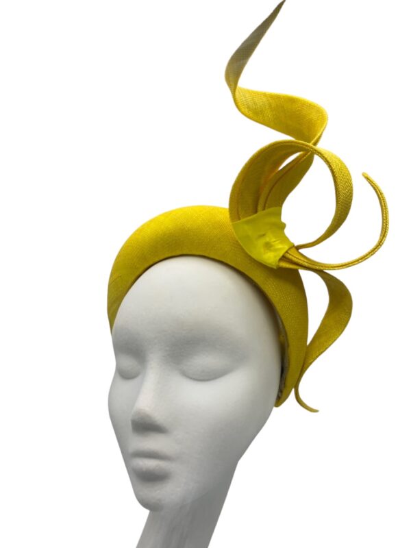 Yellow crown with stunning swirl detail.