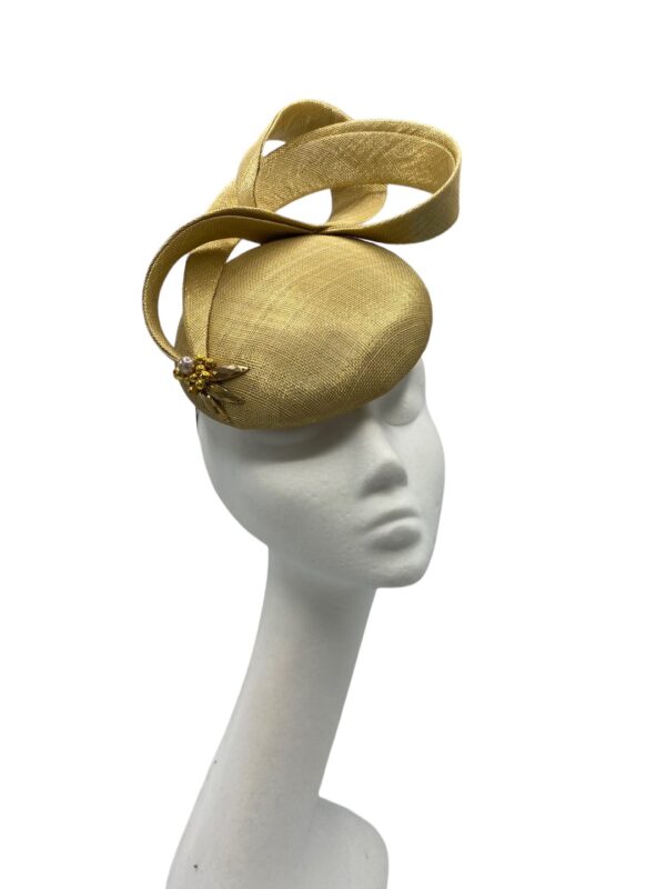 Stunning yellow gold structured headpiece.