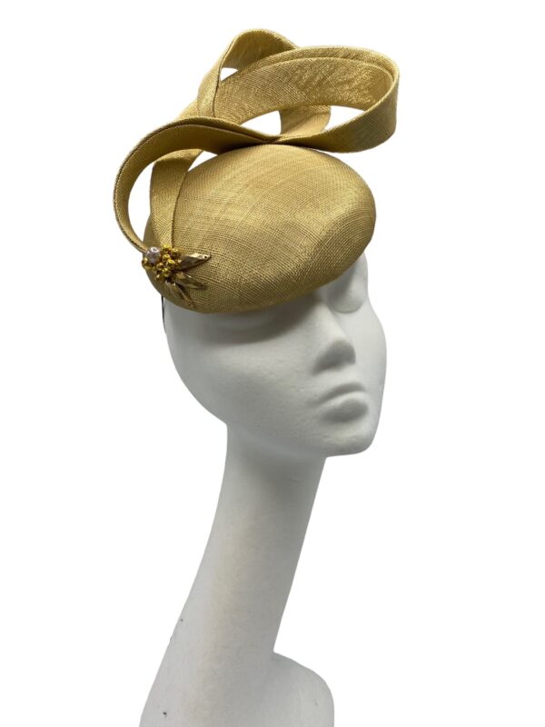 Stunning yellow gold structured headpiece.